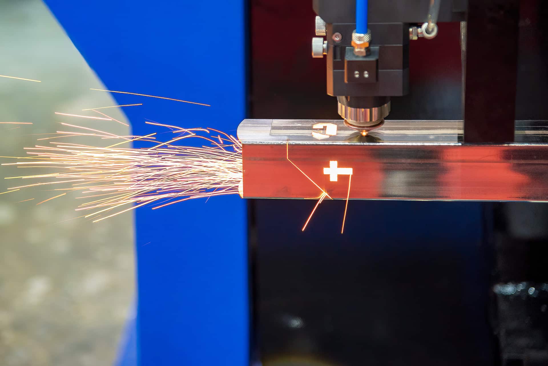 The fiber laser cutting machine cut the stainless square tube. Laser Rust Removal